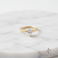 Gold Teardrop Zircon Ring op marmer met Atelier Celinéa logo
