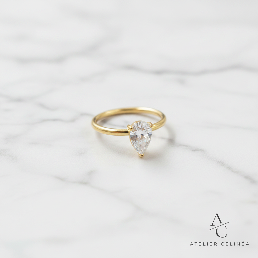 Gold Teardrop Zircon Ring flat lay op marmer met Atelier Celinéa logo