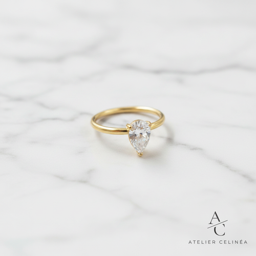 Gold Teardrop Zircon Ring flat lay op marmer met Atelier Celinéa logo